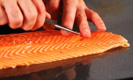 Trik Mudah Menghilangkan Duri Ikan Salmon Tanpa Ribet