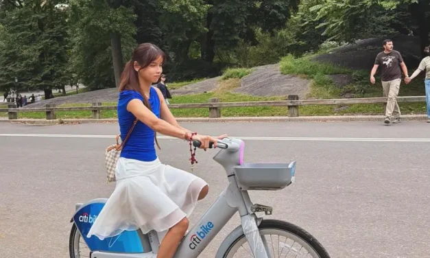 Sabrina Chairunnisa Tampil Sporty Bersepeda Di Central Park
