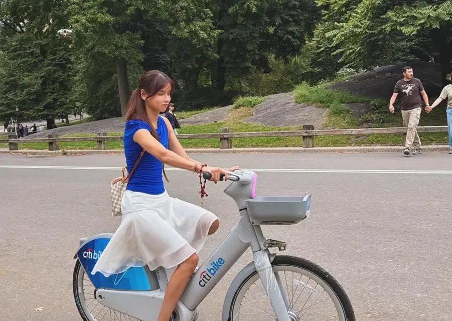 Sabrina Chairunnisa Tampil Sporty Bersepeda Di Central Park